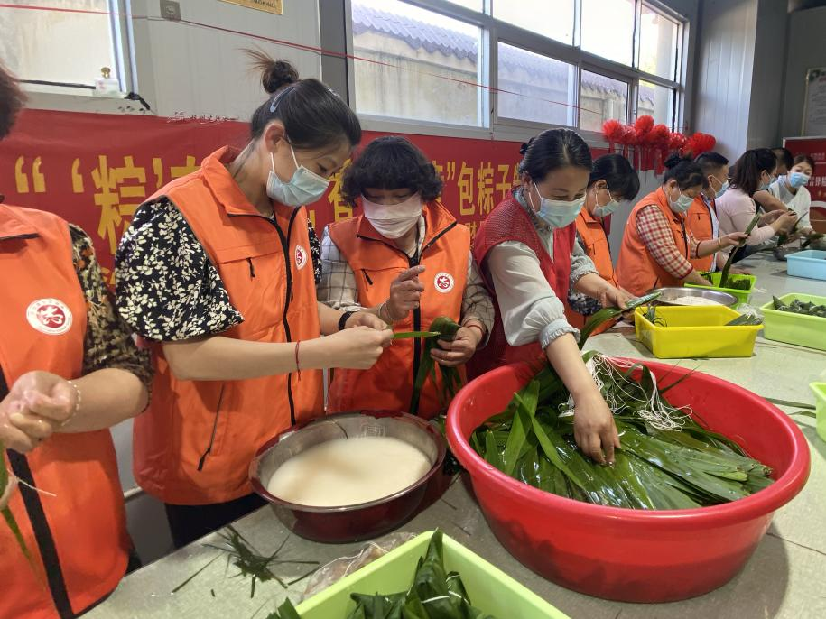 青口供電所黨支部聯合生產生活服務中心分會、黃沙坨社區，共同舉辦“悠悠艾草香 濃濃端午情”系列活動。.png